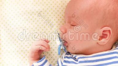 美丽的睡眠婴儿特写镜头<strong>多</strong>莉的手在新生婴儿的脸浅深的<strong>领域</strong>
